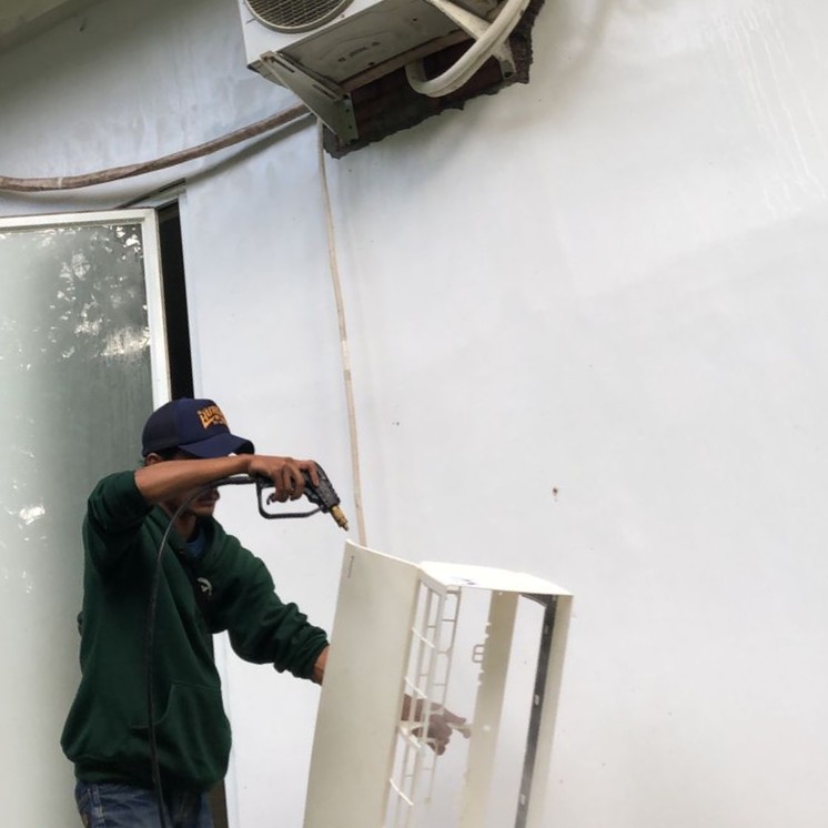Proses cuci AC oleh teknisi X-TRA COOL