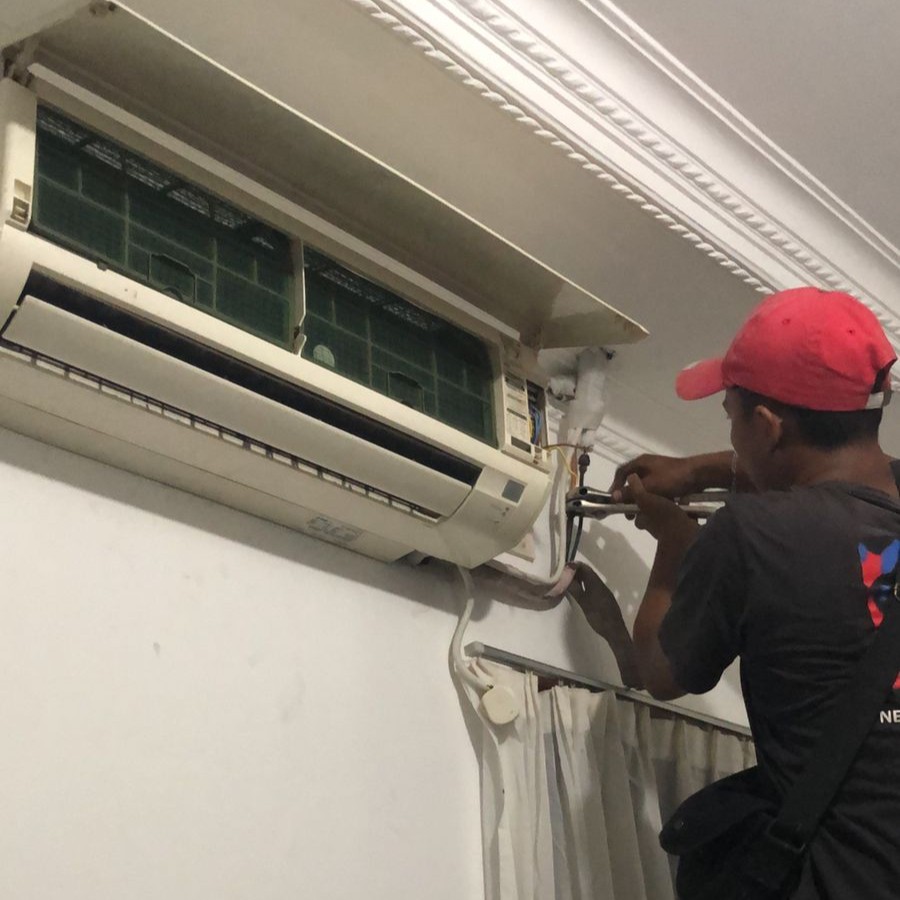 Proses instalasi AC outdoor oleh teknisi X-TRA COOL
