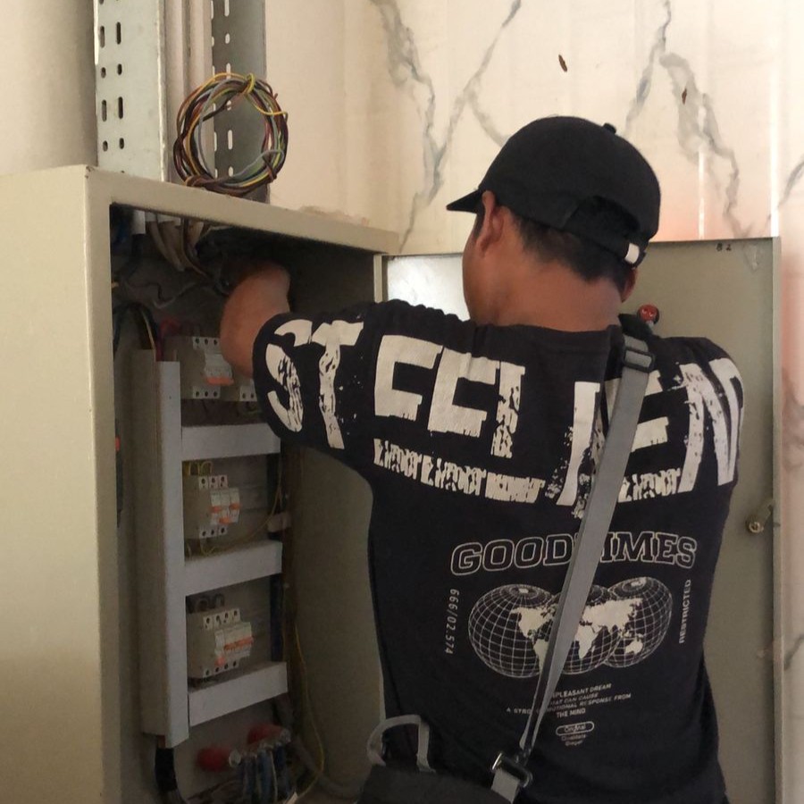 Proses perbaikan AC oleh teknisi X-TRA COOL